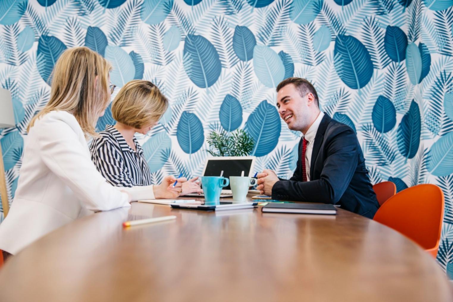Espace de formation entrepreneuriale avec équipement moderne pour l'apprentissage des compétences financières